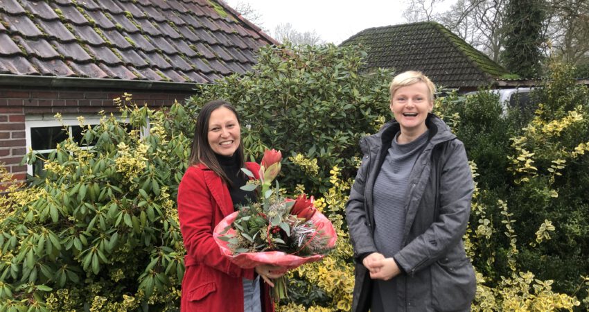 Nicole Henkel begräßt das 100. Mitglied der Wittmunder Grünen: Jenny Bornholdt-Haack