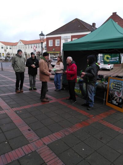 Grüner Wahlstand in Esens